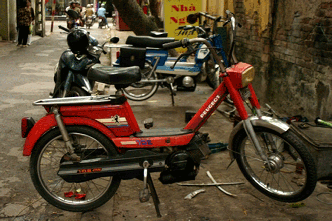 5. Xe máy Peugeot Xe Peugeot còn gọi là xe Lơ đã đi vào dân gian một cách rất hóm hỉnh nhưng cũng đầy thực tế. “Đẹp trai đi bộ không bằng mặt rỗ đi Lơ”. Hiện nay, xe Peugeot vẫn được dân chơi xe cổ ưa chuộng, giá của chúng có thể lên đến vài ngàn USD. Ảnh: Lao động.