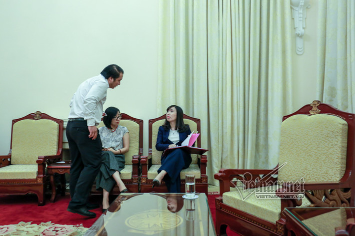 Trao đổi cùng đồng nghiệp trước mỗi giờ "lên sóng" họp báo Bộ Ngoại giao thường kỳ