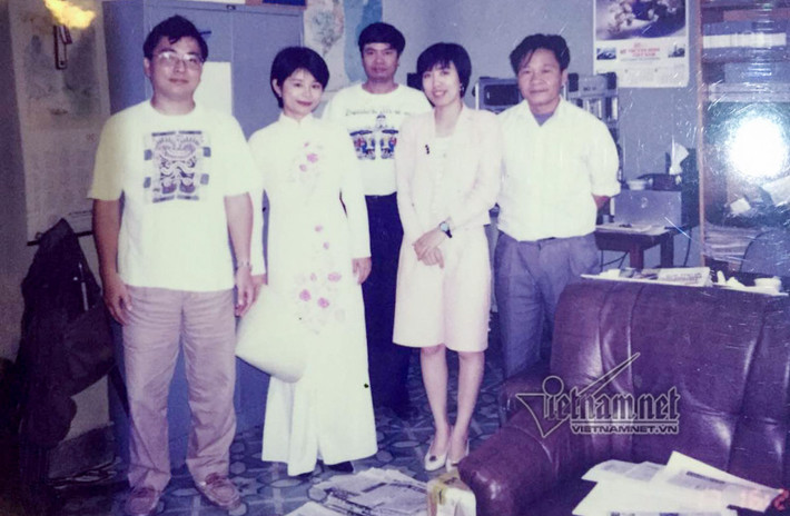 Bà Thu Hằng (thứ 2 từ phải sang) năm 1994 khi bắt đầu công việc cho hãng tin NHK - Nhật Bản (Ảnh do nhân vật cung cấp).
