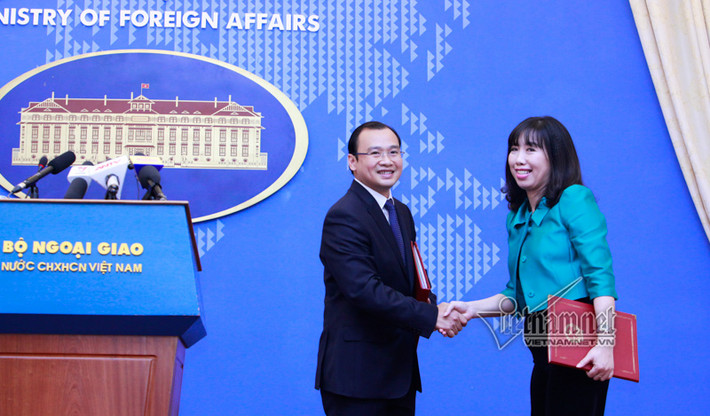 Phút bàn giao nhiệm vụ của ông Lê Hải Bình cho người kế nhiệm Lê Thị Thu Hằng.