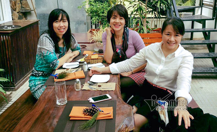 Những lúc rảnh rỗi, bà tranh thủ thời gian đi du lịch, cà phê tán gẫu với bạn bè. Nhà báo Diễm Quỳnh (VTV) là bạn thân (Ảnh do nhân vật cung cấp).