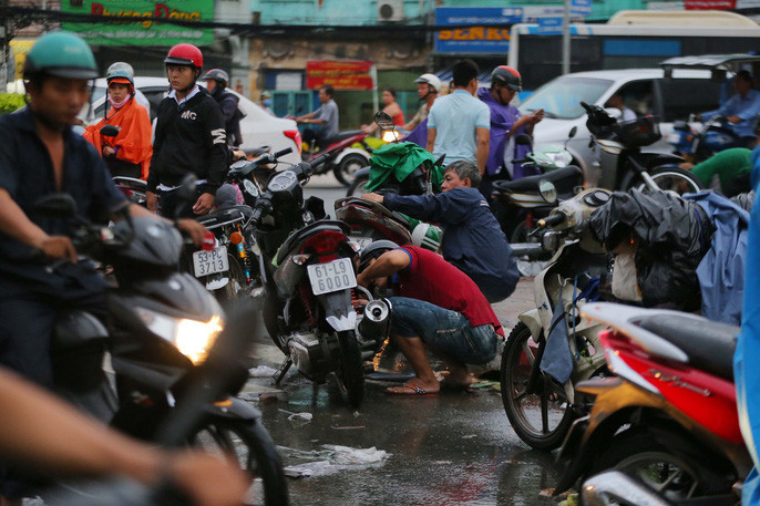 Hàng loạt phương tiện đi qua khu vực nước ngập sâu bị chết máy.
