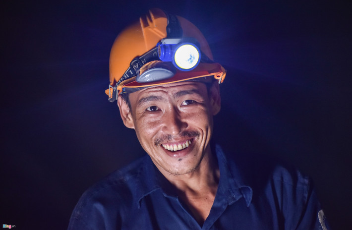"Kết thúc dự án hầm đèo Cả, tôi được nhà thầu tiếp tục đưa ra tham gia hầm xuyên đèo Cù Mông. Đây là niềm vinh dự lớn của đời tôi, sau này con cái lớn lên biết mình từng góp sức thi công những đường hầm tầm cỡ miền Trung có lẽ chúng nó tự hào lắm", ông Lê Văn Trung (ngụ Phú Yên) thổ lộ.