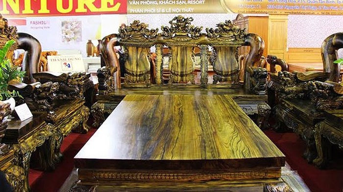 Bộ bàn ghế có tổng trọng lượng gần 7 tấn, được chế tác từ hơn 10 khối gỗ mun sọc và có kích thước khổ gỗ lớn nhất. Đây cũng là một trong những bộ bàn ghế gỗ mun sọc có kích thước lớn nhất từ trước đến nay trong ngành nội thất Việt Nam. (Ảnh: Vietnamnet)