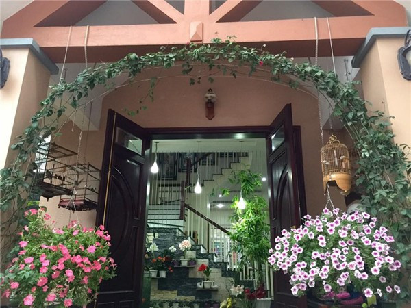 Đi từ phía ngoài cổng vào đến từng ngóc ngách của căn nhà rực rỡ hoa sẽ không thấy nơi nào thiếu vắng các chậu hoa, chậu kiểng đủ màu sắc. Mẹ của Bích Phương - cô Nguyễn Thị Hương chính là bàn tay khéo léo chăm sóc và vun trồng từng bông hoa trong không gian sống của gia đình.