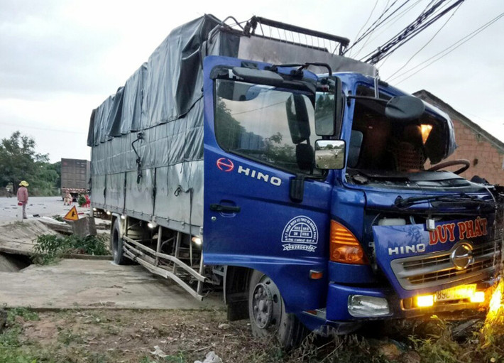 Cú tông kinh hoàng khiến đầu chiếc xe tải bị bẹp dúm, biến dạng hoàn toàn.