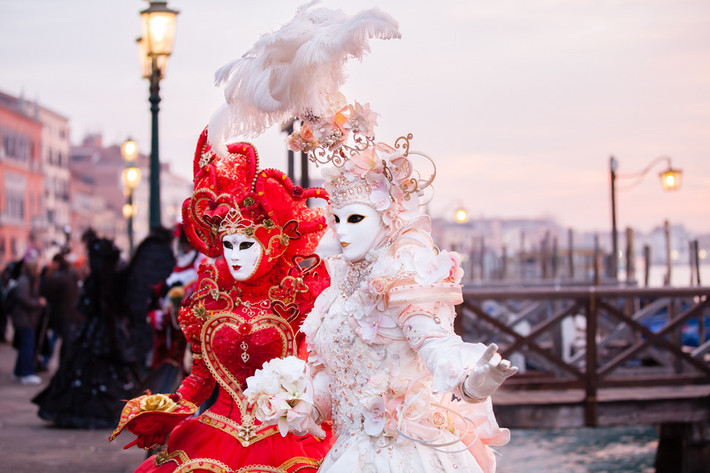 Venice, Italy vốn được mệnh danh là vùng đất của tình yêu nhờ vẻ đẹp cổ kính, lãng mạn. Mùa xuân nơi đây mang một màu áo mới rộn ràng, ngập tràn sắc màu, âm nhạc cùng niềm vui nhờ lễ hội hóa trang Carnival nổi tiếng. Đặc biệt, khi tham dự các dạ tiệc hóa trang tại các tòa lâu đài cổ xưa, du khách như được xuyên không về thế kỷ XVII để sống cuộc sống của giới quý tộc.