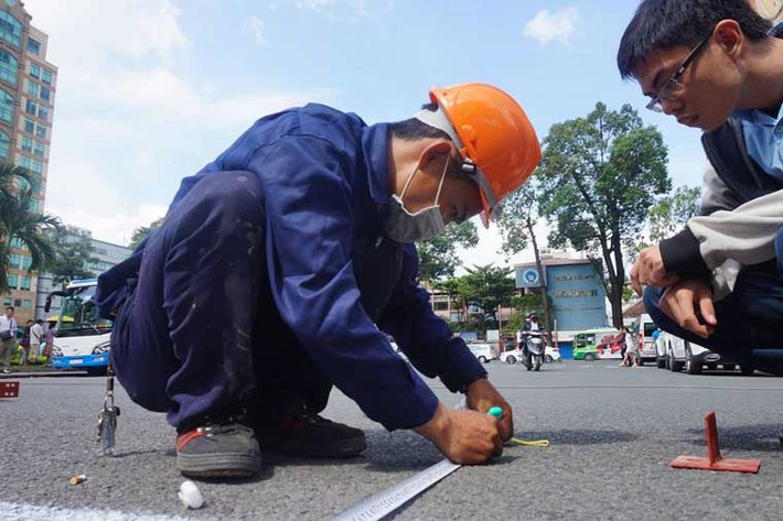 Từ ngày 4/7, các tuyến đường xung quanh nhà thờ Đức Bà (quảng trường Công xã Paris, quận 1, TP HCM) được nhiều nhóm công nhân tiến hành do vẽ.