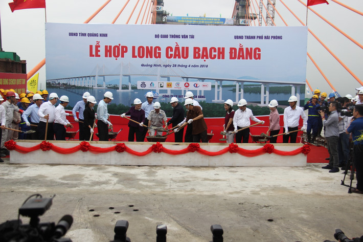 Sau 3 năm thi công khẩn trương, cầu Bạch Đằng nối cao tốc Hạ Long – Hải Phòng đã chính thức hợp long ngày 28/4/2018, góp phần hoàn chỉnh tuyến kết nối vùng kinh tế động lực phía Bắc (Hà Nội - Hải Phòng - Quảng Ninh).