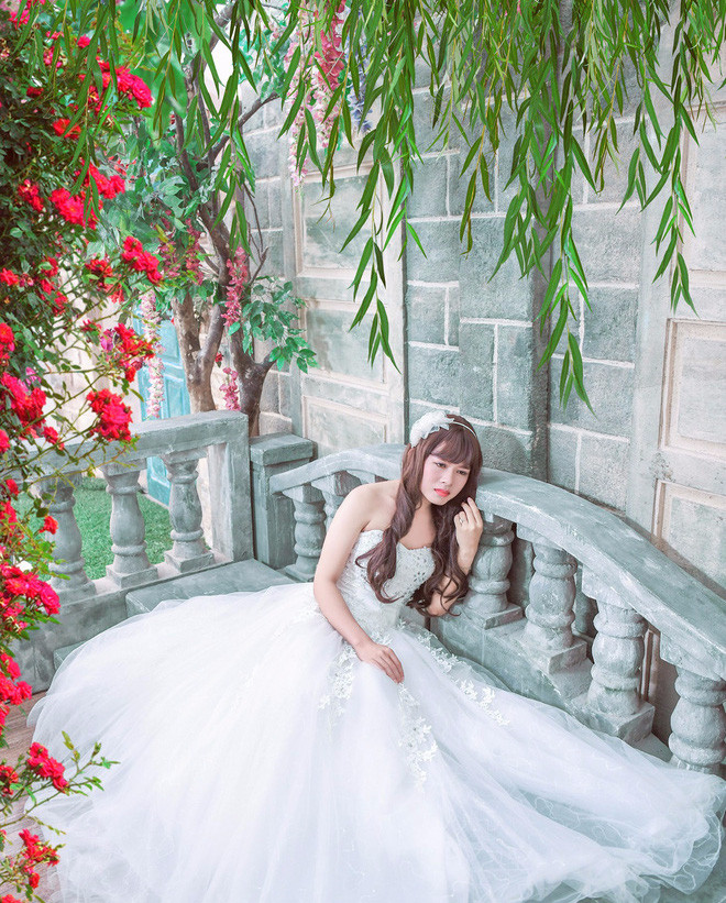 Hiện tại, những hình ảnh giả gái của chàng trai Vĩnh Long vẫn đang lan truyền trên mạng xã hội với rất nhiều bình luận khen chê. Thế nhưng rõ ràng không thể phủ nhận, anh chàng "vào vai" quá ngọt, khiến nhiều người không khỏi ghen tị.