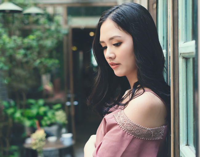 Đỗ Hà Anh – Hoa khôi Tràng An xinh đẹp ở mọi góc nhìn trong bộ ảnh mới. Trong bộ ảnh này, Hà Anh hóa thân thành nàng thơ lãng mạn với những mộng mơ của thời thiếu nữ.