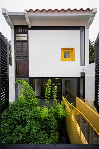 Các kiến trúc sư đã thiết lập hai cây cầu làm cầu nối giao thông qua các khối, một cầu làm bằng bê tông kết nối phòng ngủ chính và phòng làm việc ở tầng 2, một cây cầu bằng thép màu vàng để kết nối phòng thờ với khu vườn bên ngoài.