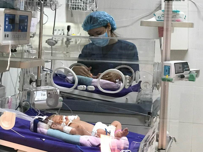 Chăm sóc trẻ sơ sinh tại Bệnh viện Sản Nhi Quảng Ninh. (Ảnh: BVSản Nhi Quảng Ninh)