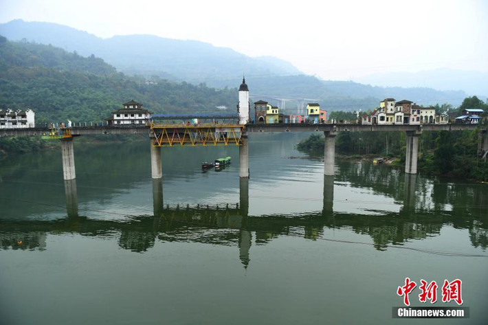 Toàn cảnh cây cầu nằm giao thoa giữa suối Lê Hương và sông Trường Giang