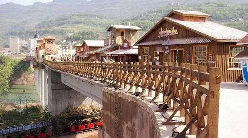 Bên cạnh kiến trúc phương Tây, nơi đây cũng có những ngôi nhà mang đậm văn hóa Trung Quốc