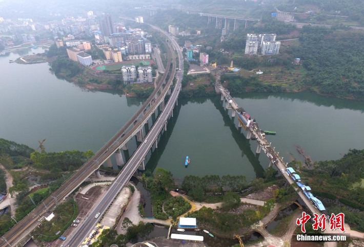 Nhìn từ trên cao, nhìn thị trấn này không có gì khác biệt so với những cây cầu bình thường