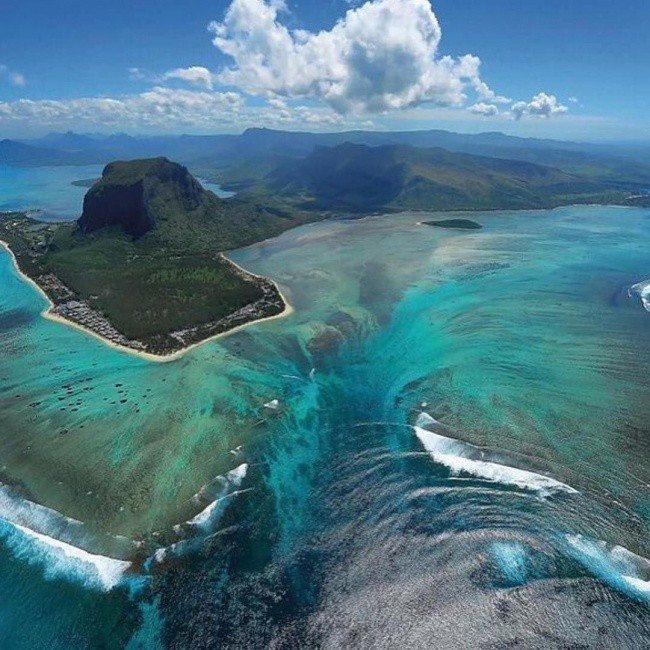 Thác nước ngầm ở Mauritius, đây là một trong những hiện tượng thiên nhiên kỳ lạ và ngoạn mục nhất của Trái đất. Thực chất, không có bất cứ điều bí ẩn nào, chỉ là do vùng biển có quá nhiều màu sắc pha trộn, gây ra ảo giác khi chụp từ trên cao xuống.