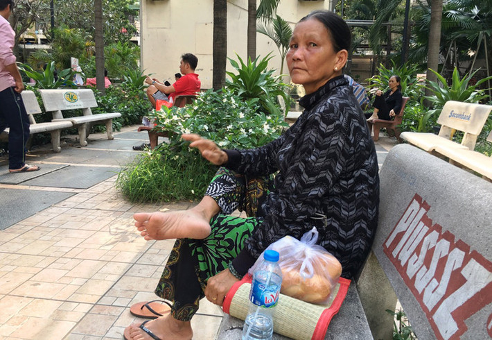Bà Đào Thị Tuyết (quê tỉnh An Giang), đang nuôi cháu điều trị tại bệnh viện Nhi đồng, chia sẻ : “Tôi mong TP sẽ đầu tư thêm những công trình có lợi cho người dân TP nói riêng, cũng như cả nước".