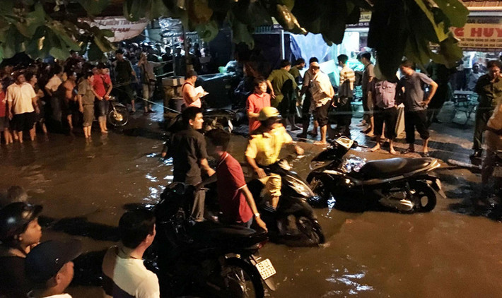 Khi đến trước nhà số 49 đường Phú Định, hai đối tượng đuổi kịp, ép thanh niên vào lề đường rồi dùng hung khí đâm khiến nạn nhân ngã gục.