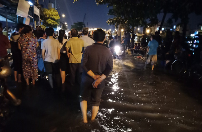 Dù vậy, gần cả trăm người dân hiếu kỳ vẫn lội bì bõm trong dòng nước để xem cơ quan công an khám nghiệm hiện trường vụ án mạng.