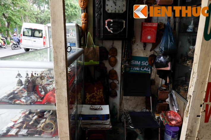 Bên trong, một chiếc ghế gấp để ngay ngắn cho ông chủ cửa hàng ngồi bán hàng. Tuy không tiết lộ giá thuê hay đây là cửa hàng của gia đình, nhưng vị trí trên phố Lê Thái Tổ, ngay sát hồ Gươm thì mặt bằng vài m2 này cũng sẽ có giá không hề rẻ.