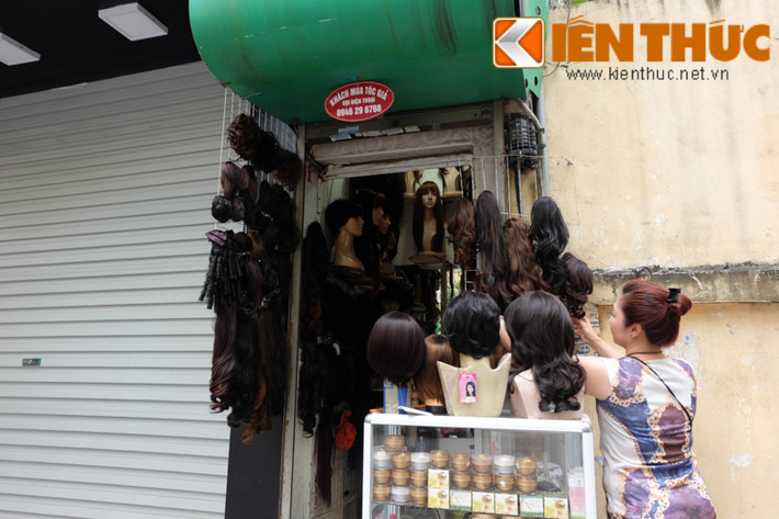 Hà Nội có không ít cửa hàng siêu nhỏ, diện tích khiêm tốn, chưa đầy 2m2 nhưng với ưu thế nằm ở con phố sầm uất mà những cửa hàng kiểu này vẫn giúp chủ nhân có thể thu lời. Trên phố Tràng Thi cửa hàng tóc giả của cô Hiếu đã bán nhiều năm nay.