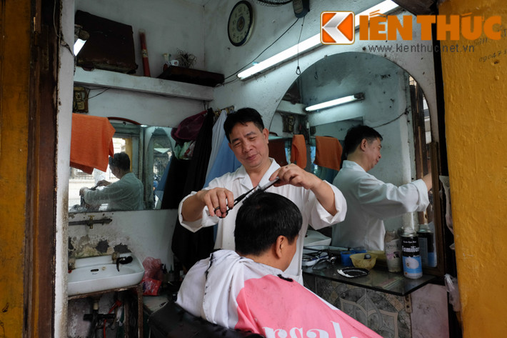 Nhờ nằm ở khu trung tâm và đã lâu năm nên hiệu tóc vẫn hút khách. Bên trong khoảng không khiêm tốn này, chủ cửa hiệu vẫn vui vẻ xoay xở cắt tóc cho khách.