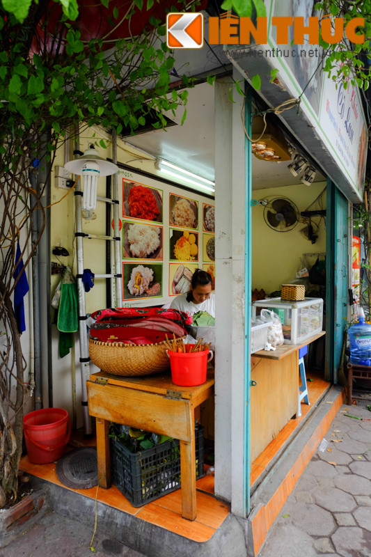 Đặc trưng mặt hàng không cần nhiều diện tích để bày biện và khách mua không cần bàn ghế để ngồi nên cửa hàng xôi trên phố Lê Duẩn này chỉ cần một diện tích bán hàng rất nhỏ. Hơn nữa, do nằm ngay sát ngã tư nên cửa hàng vẫn thu hút được nhiều người.