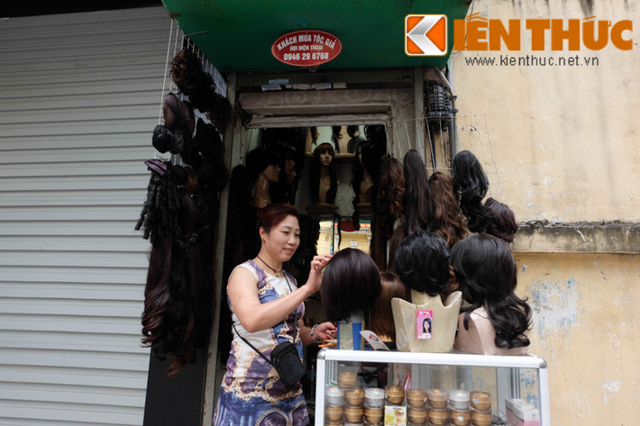 Thừa nhận giá thuê mặt bằng trên phố này rất đắt đỏ, song cô Hiếu may mắn hơn vì được một người họ hàng cho mượn cửa hàng này với giá rẻ.