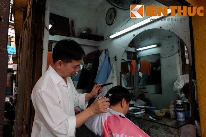 Theo chia sẻ của ông chủ cắt tóc, cửa hiệu tuy nhỏ nhưng giá thuê không hề rẻ. Cửa hàng có hai ca làm việc, ông và một thợ khác thay phiên nhau làm việc.