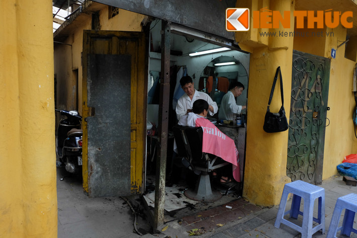 Cửa hiệu cắt tóc mini này đã có trên phố Tràng Thi (Hà Nội) gần 20 năm.
