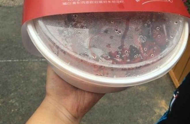 Nhiều ý kiến tranh luận đã bùng nổ về màn cầu hôn "bá đạo" của anh chàng. Có ý kiến cho rằng, việc dùng tôm hùm cầu hôn là tốn kém, đắt đỏ. Tuy nhiên, đa phần cho rằng, dù cách thức tỏ tình thế nào thì chàng trai này cũng đã may mắn vì nhận được lời đồng ý của bạn gái. Trong khi trước đó, có chàng tỏ tình bằng 999 quả bưởi đã bị từ chối phũ phàng. Ảnh: Shanghaiist