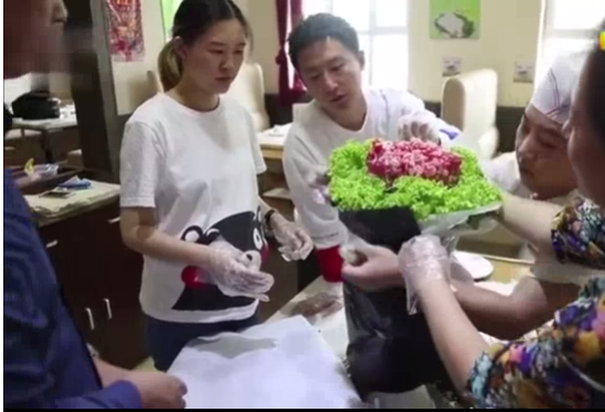 Anh chàng đã đến cửa hàng có món thịt bò mà bạn gái yêu thích - đây cũng là nơi hai người lần đầu hò hẹn để tự tay bó một "bó hoa thịt bò" tặng bạn gái. Ý tưởng cầu hôn độc đáo này của Mu Siyao đã thành công khi anh nhận cái gật đầu đồng ý của ý trung nhân. Ảnh: Shanghaiist