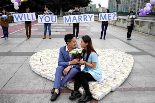 Tưởng chừng như 4.500 chiếc tã lót sẽ khiến Lin (cô gái trong màn cầu hôn này) "chạy mất dép", thế nhưng bất ngờ là Lin lại hạnh phúc đồng ý cưới người đàn ông tặng cô... tã lót. Đó là câu chuyện cặp đôi Feng và Lin ở Quảng Châu, Trung Quốc. Ảnh: SH