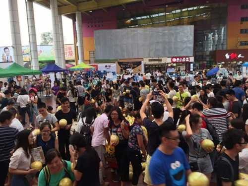 Bi hài hơn, sau khi từ chối tấm chân tình của chàng sinh viên, cô gái đã đồng ý "cho mọi người ăn bưởi miễn phí". Ngay lập tức, đám đông nhanh chóng lao vào, 999 quả bưởi đã bị tranh cướp sạch trong 2 phút.