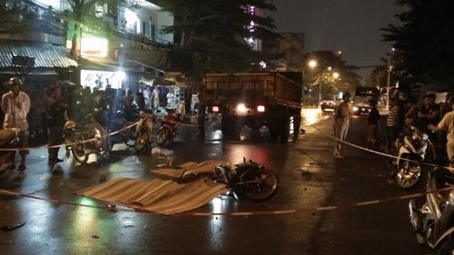 Tối 18/8, tại giao lộ không có đèn tín hiệu trên đường số 54-55 phường Tân Tạo (quận Bình Tân, TP HCM) đã xảy ra một vụ va chạm giữa xe tải và xe máy khiến 3 người tử vong.