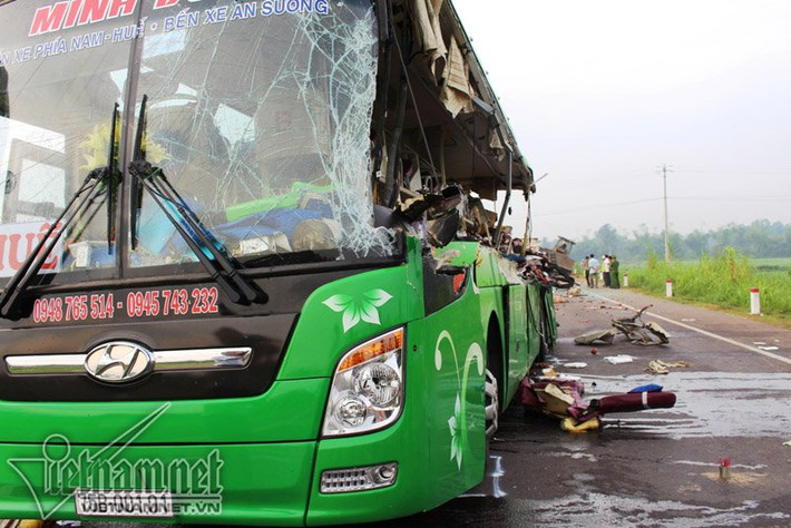 Toàn bộ cửa kính xe khách đã bị vỡ nát. Ảnh: Vietnamnet.