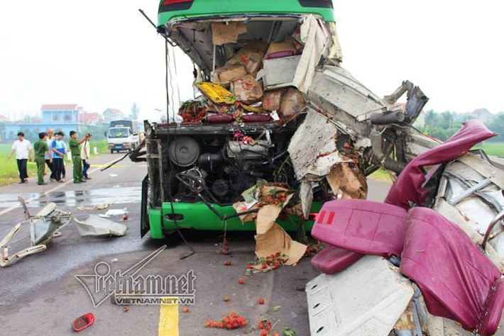 Hậu quả vụ tai nạn giao thông thảm khốc khiến 4 người trên ô tô khách tử vong tại chỗ, một người tử vong tại Trung tâm y tế huyện Phù Mỹ, và 6 người khác bị thương nặng được cấp cứu tại trung tâm y tế huyện. Ảnh: Vietnamnet.