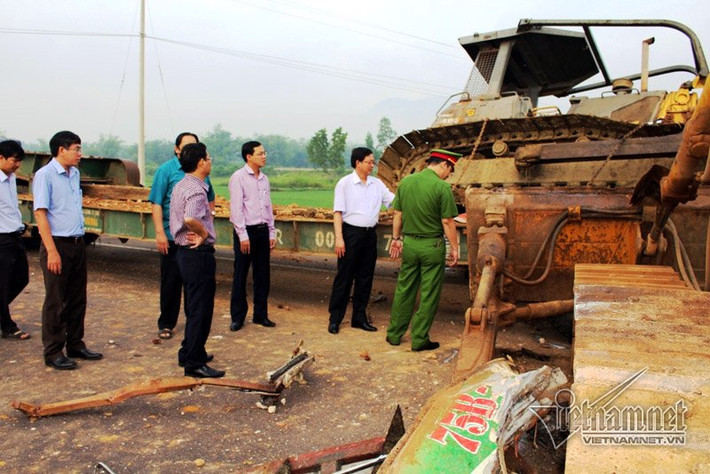 Sáng nay, 17/8, Chủ tịch UBND tỉnh Bình Định Hồ Quốc Dũng đã có mặt tại hiện trường để chỉ đạo giải quyết vụ tai nạn. Ảnh: Vietnamnet.