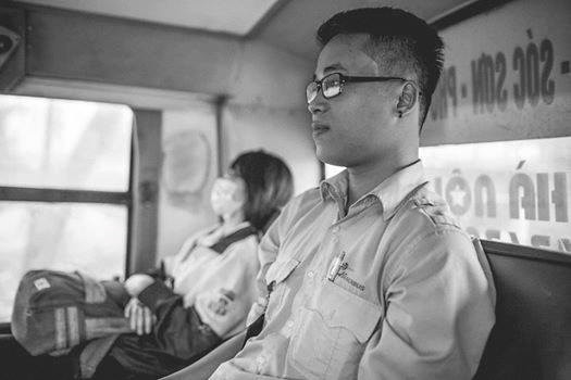 Thậm chí dân mạng còn cho rằng, đi xe buýt là tăng gấp đôi cơ hội được ngắm các anh chàng hot boy, bởi không ít lần, những bức hình chụp lén nhân viên xe buýt đều cho thấy các anh chàng cực điển trai và thu hút. Anh chàng phụ xe buýt tên Đăng Linh (SN 1991) cũng từng trở thành tâm điểm chú ý từ cư dân mạng nhờ vẻ rắn rỏi, nam tính.