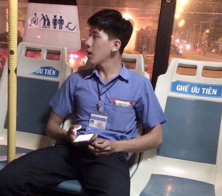 Vì ấn tượng với ngoại hình, nhiều người đã gọi anh chàng này là hot boy xe buýt, soái ca xe buýt.