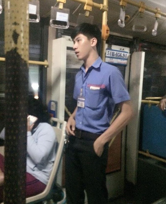 Góc nghiêng thần thánh với sống mũi cao, gương mặt nam tính, anh chàng nhanh chóng ghi điểm trong mắt dân mạng.