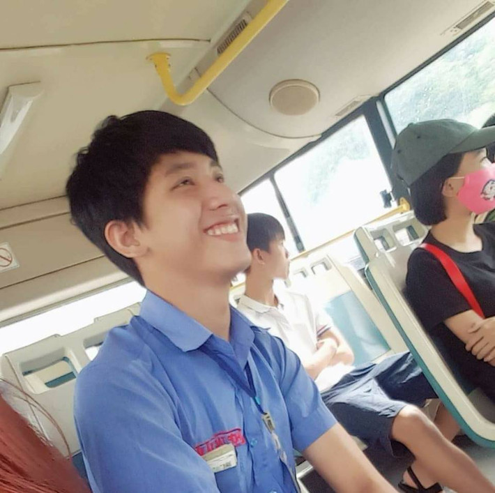 Không ít lần cư dân mạng "chao đảo" vì những bức hình chụp lén các anh chàng phụ xe buýt điển trai "chuẩn" soái ca. Và mới đây nhất, tuyến xe buýt số 122 An Sương - Tân Quy đã được mệnh danh là "tuyến buýt thần thánh", "tuyến buýt đáng đi nhất" vì có hai nhân viên xe buýt đẹp trai hút hồn. Sở dĩ như vậy là vì, khoảnh khắc chụp lén anh chàng phụ xe tuyến buýt này vừa xuất hiện trên mạng xã hội đã thu hút hơn 23.000 lượt yêu thích, cả trăm lượt chia sẻ và hơn 2.000 bình luận. Ảnh: FB