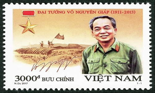 Ở mẫu tem, hình ảnh chân dung Đại tướng Võ Nguyên Giáp trong trang phục giản dị, gần gũi của quân đội, nhưng toát lên khí phách của nhà lãnh đạo chính trị quân sự lỗi lạc. Nền mẫu tem là hình ảnh chiến thắng lịch sử Điện Biên Phủ. Ảnh: Infonet.