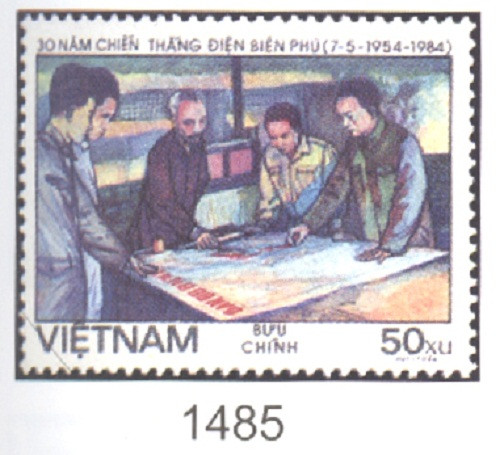Trước bộ tem bưu chính "Đại tướng Võ Nguyên Giáp (1911-2013)" vừa phát hành, Bưu điện Việt Nam đã từng hai lần khắc hoạ và giới thiệu hình ảnh Đại tướng Võ Nguyên Giáp trên tem Bưu chính. Lần đầu, Bộ tem Kỷ niệm 30 năm chiến thắng Điện Biên Phủ phát hành ngày 7/5/1984 gồm 7 mẫu tem và 1 tem khối, do họa sĩ Huy Toàn thiết kế, có mẫu tem mã số 1485 với hình ảnh Đại tướng Võ Nguyên Giáp đứng bên phải Bác Hồ. Ảnh: VNpost.