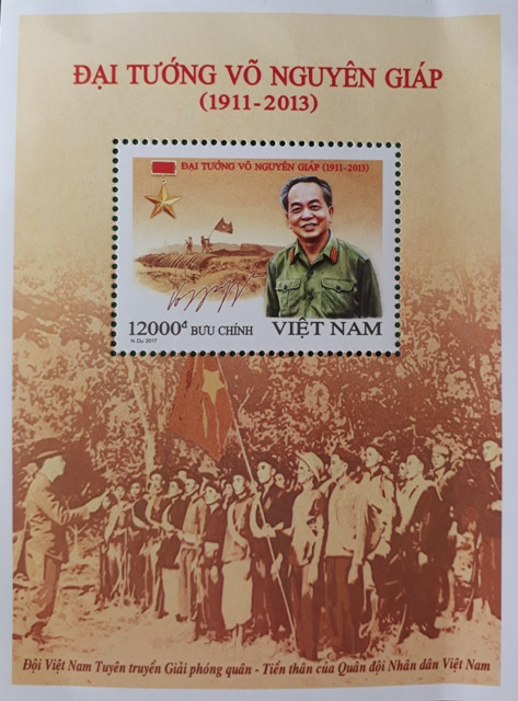 Blốc tem là chân dung Đại tướng trên nền hình ảnh Đội Việt Nam Tuyên truyền giải phóng quân - Tổ chức tiền thân của Quân đội nhân dân Việt Nam. Ảnh: VGP.
