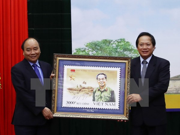 Tại buổi lễ, Thủ tướng Chính phủ Nguyễn Xuân Phúc đã ký và đóng dấu bìa phát hành đặc biệt bộ tem Đại tướng Võ Nguyên Giáp. Ảnh: TTXVN.