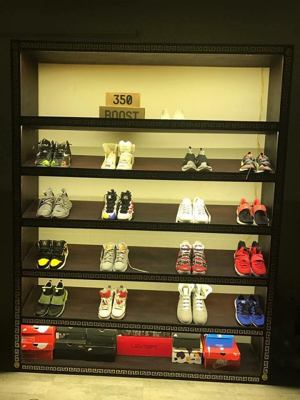 Theo chị H, Yeezy Boost 350 là đôi giày giá trị nhất trong bộ sưu tập giày của con trai.