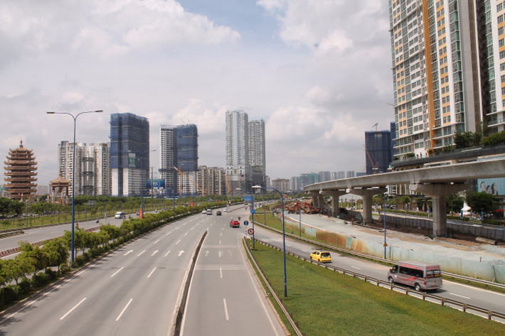 Dự án có chiều dài 15,7km với 16 làn xe, do Công ty CP Đầu tư hạ tầng kỹ thuật TP HCM (CII) đầu tư theo hợp đồng BOT. Dự án được khởi công từ 4/2010, dự kiến hoàn thành 4/2013. Tuy nhiên, do tiến độ bàn giao mặt bằng chậm dẫn đến tiến độ công trình này ì ạch suốt nhiều năm vẫn chưa xong.