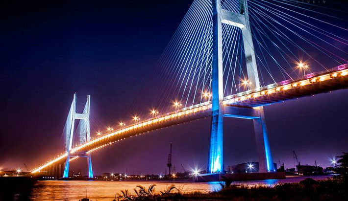 Cầu dài hơn 2km, không kể đường dẫn, rộng 27,5 m, có 6 làn xe cơ giới, hai làn xe thô sơ. Một khoang thông thuyền rộng 200 m, tĩnh không 45 m.